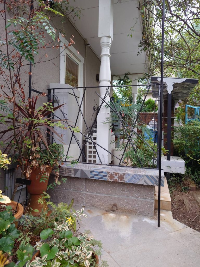 アイアンとタイルのベンチ