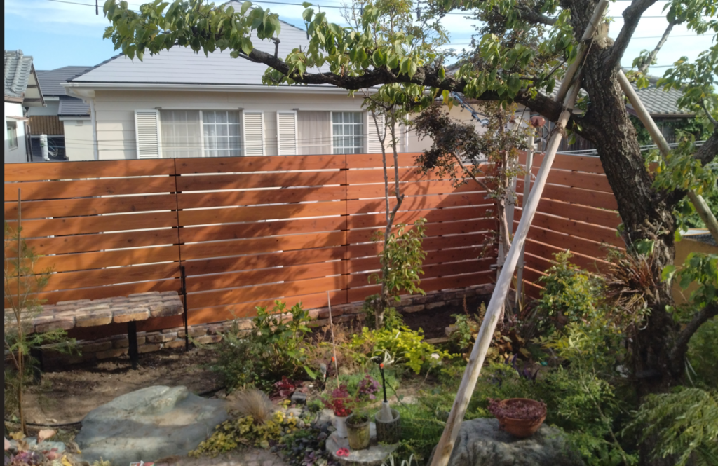 スペイン調の家に合わせた庭