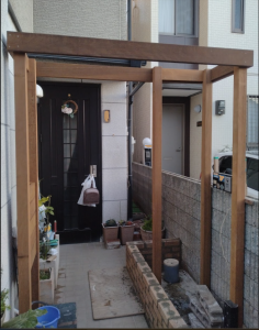 玄関前を彩るレンガ花壇と木製アーチ2　吹田市春日