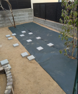 防草シートとウッドデッキ下地　吹田市