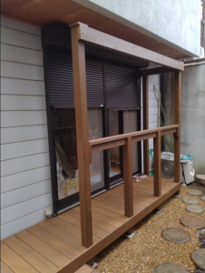 ウッドデッキの床板貼り　植栽　吹田市