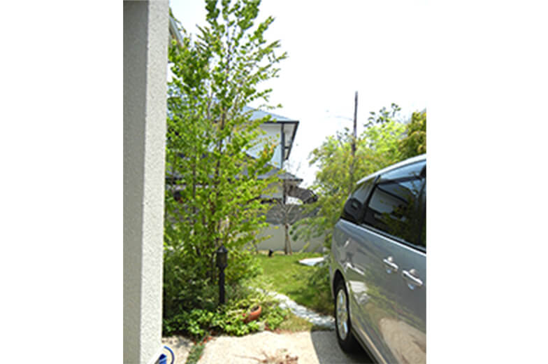 ガレージと庭との区切がなくすっきりしない。樹木ぎりぎりまで駐車しているので車に枝葉が当たる。