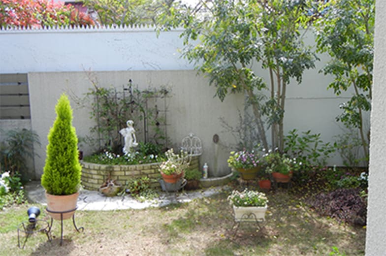彫刻とアイアンはそのまま利用して花壇のデザインを変更する。弱ってきたシバ庭を管理の楽なデッキに変更。