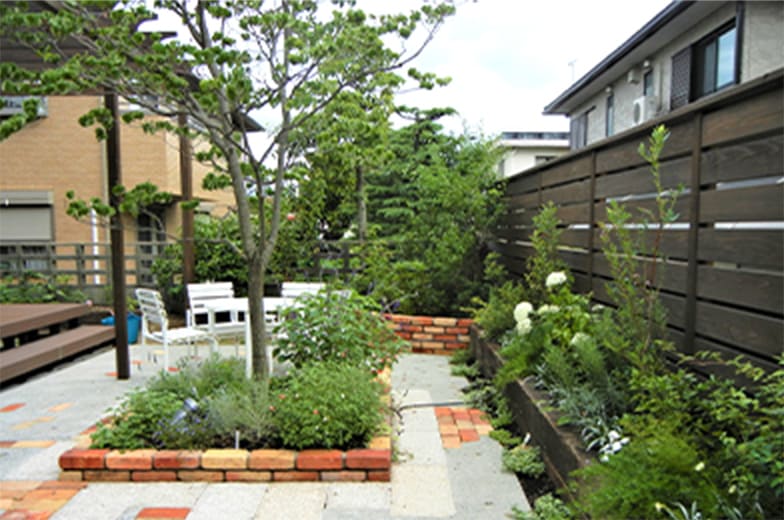 完成 主庭はメインツリーのハナミズキを花壇として囲い、その他はコンクリート舗装とする